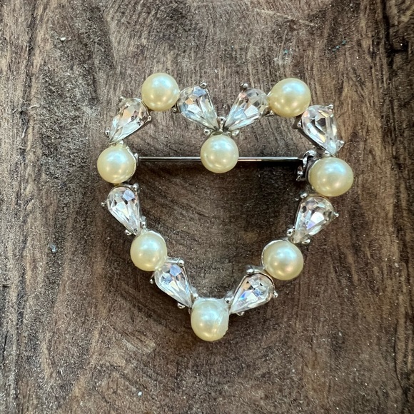 Vintage Jewelry - Vintage Heart shaped Pin